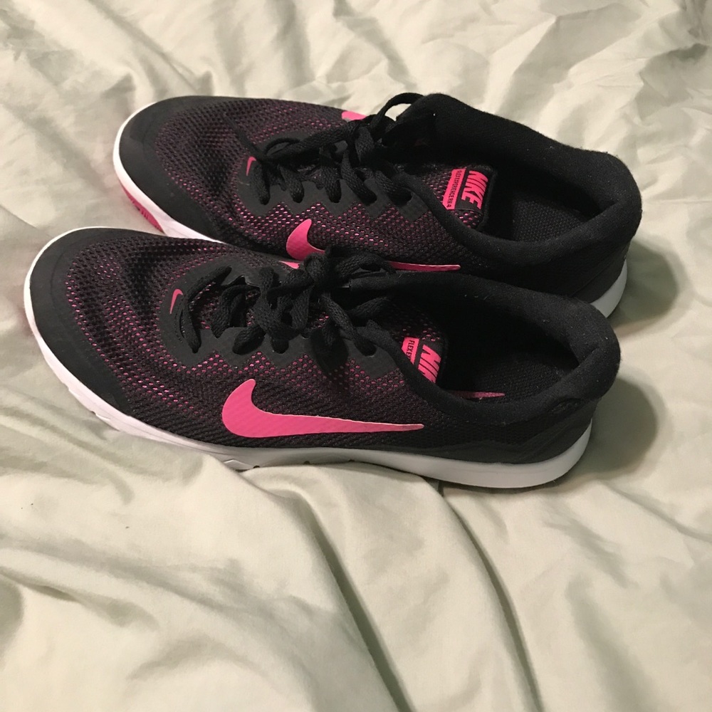 Nikes tennis shoes 8.5